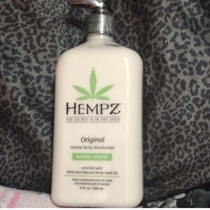 Hempz Original HMoisturizer with Green Leaf Logo